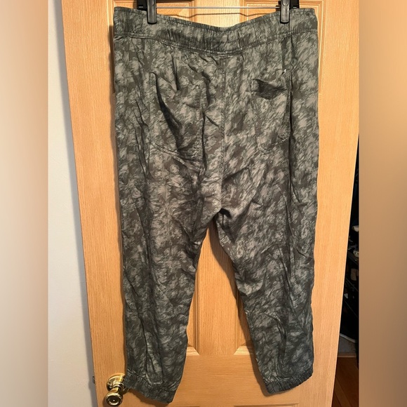 Orvis Women's Midweight Relaxed Fit Jogger - Picture 10 of 13